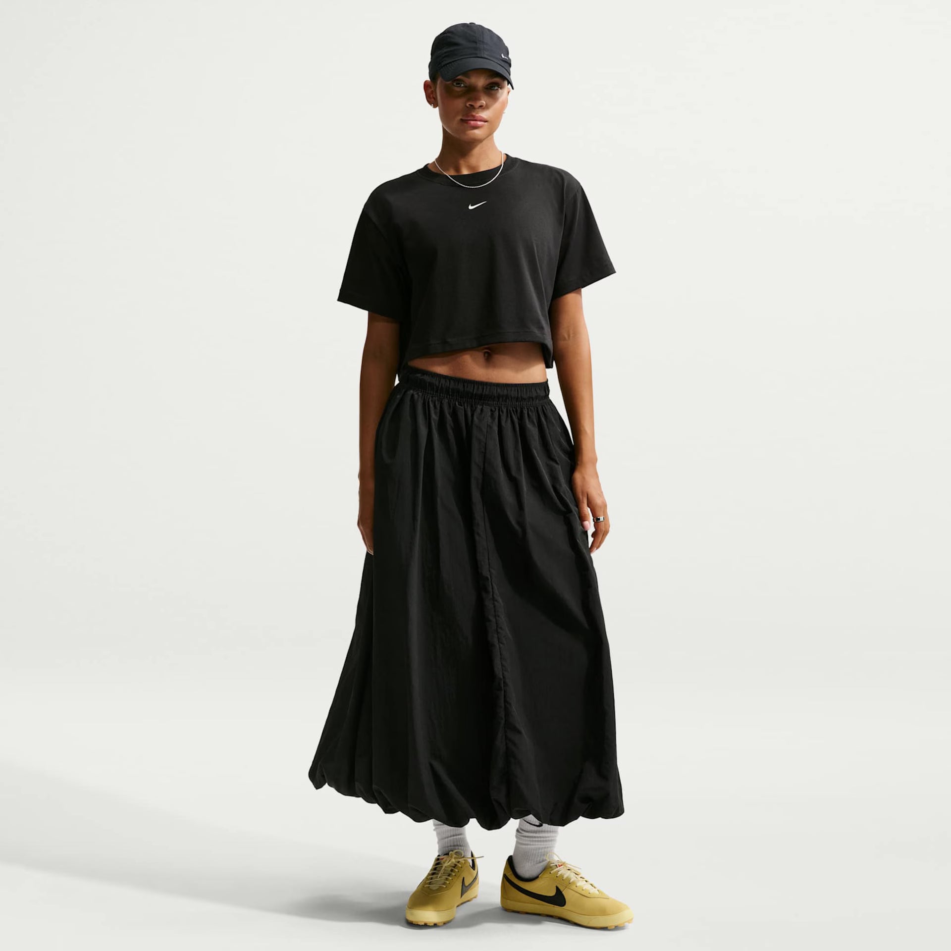 Camiseta Feminina Nike Cropped Sportswear Classic Preto