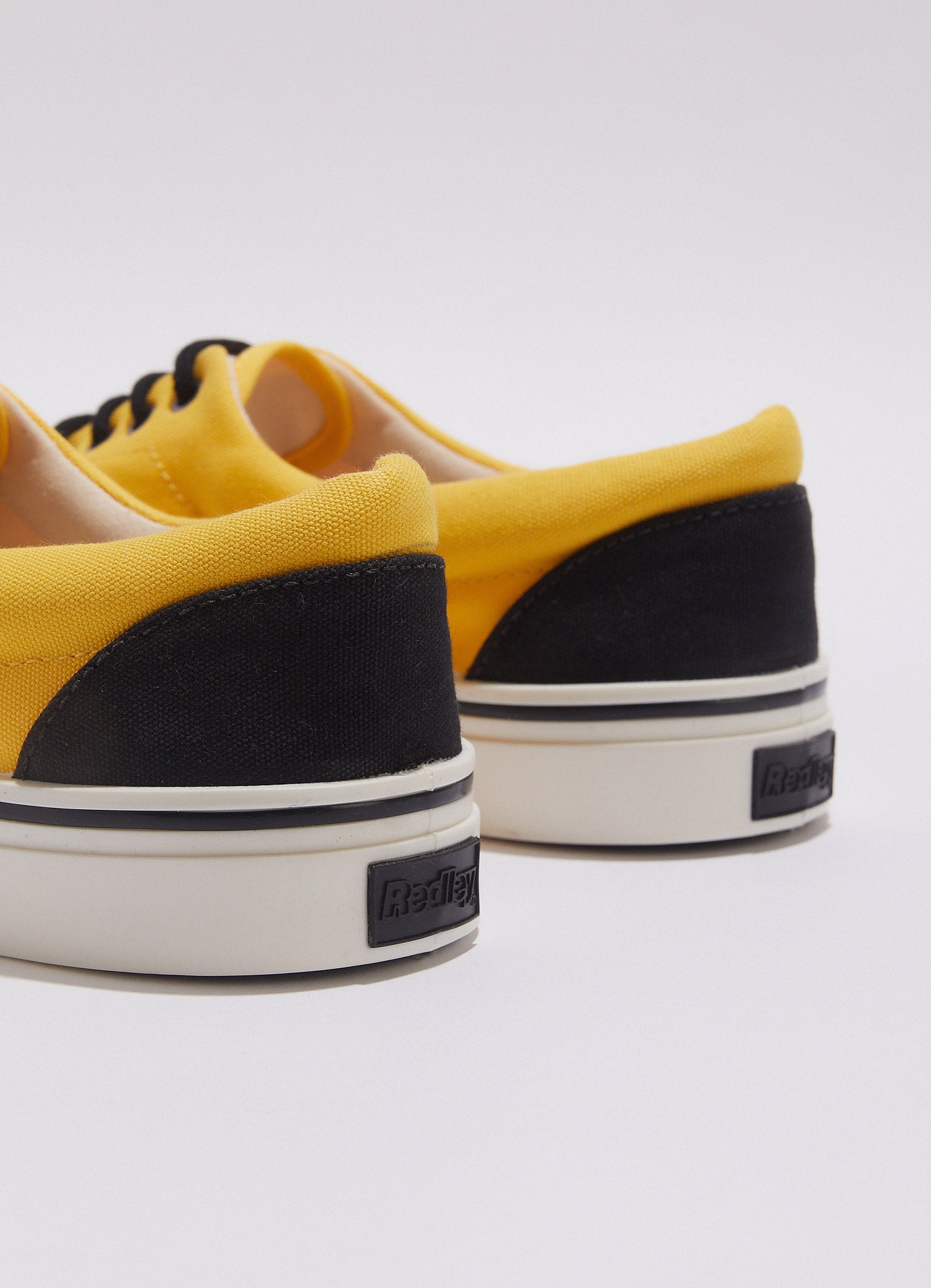 Tênis Originals Confort Bicolor Preto e Amarelo Sol