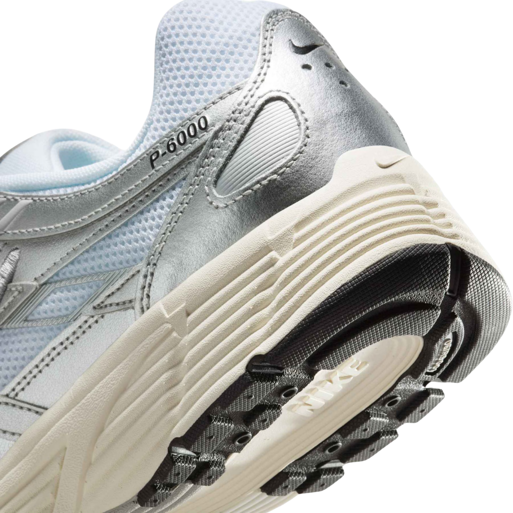 Tênis Nike P-6000 Branco e Prata
