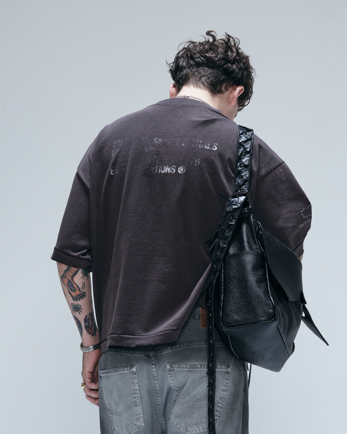 Camiseta Overboxy Egho Zine Preto Estonado