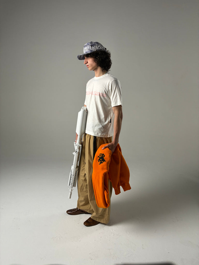 Camiseta Mad Enlatados Cirílico Branca