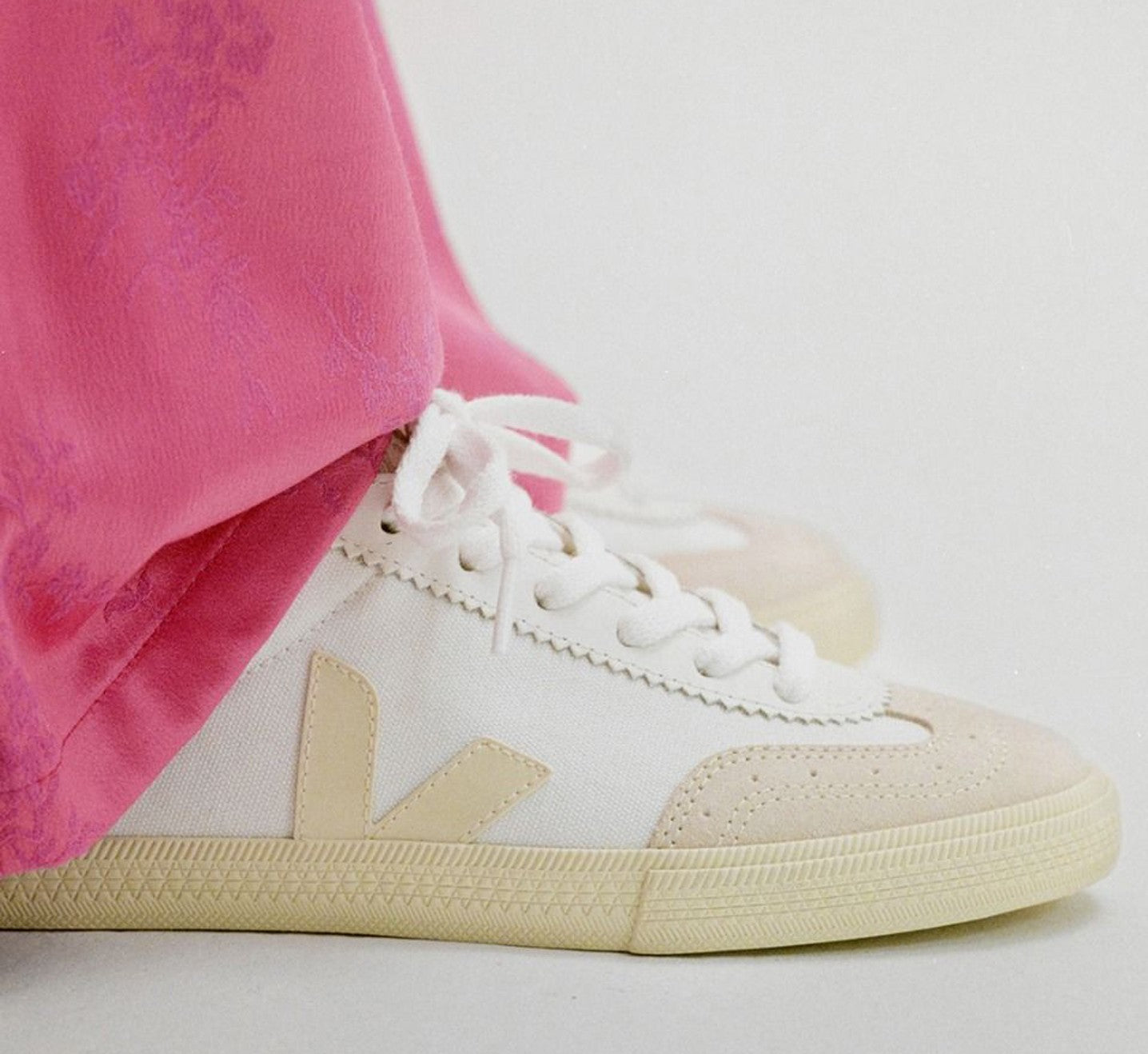 Tênis Veja Volley Canvas Unissex White Pierre