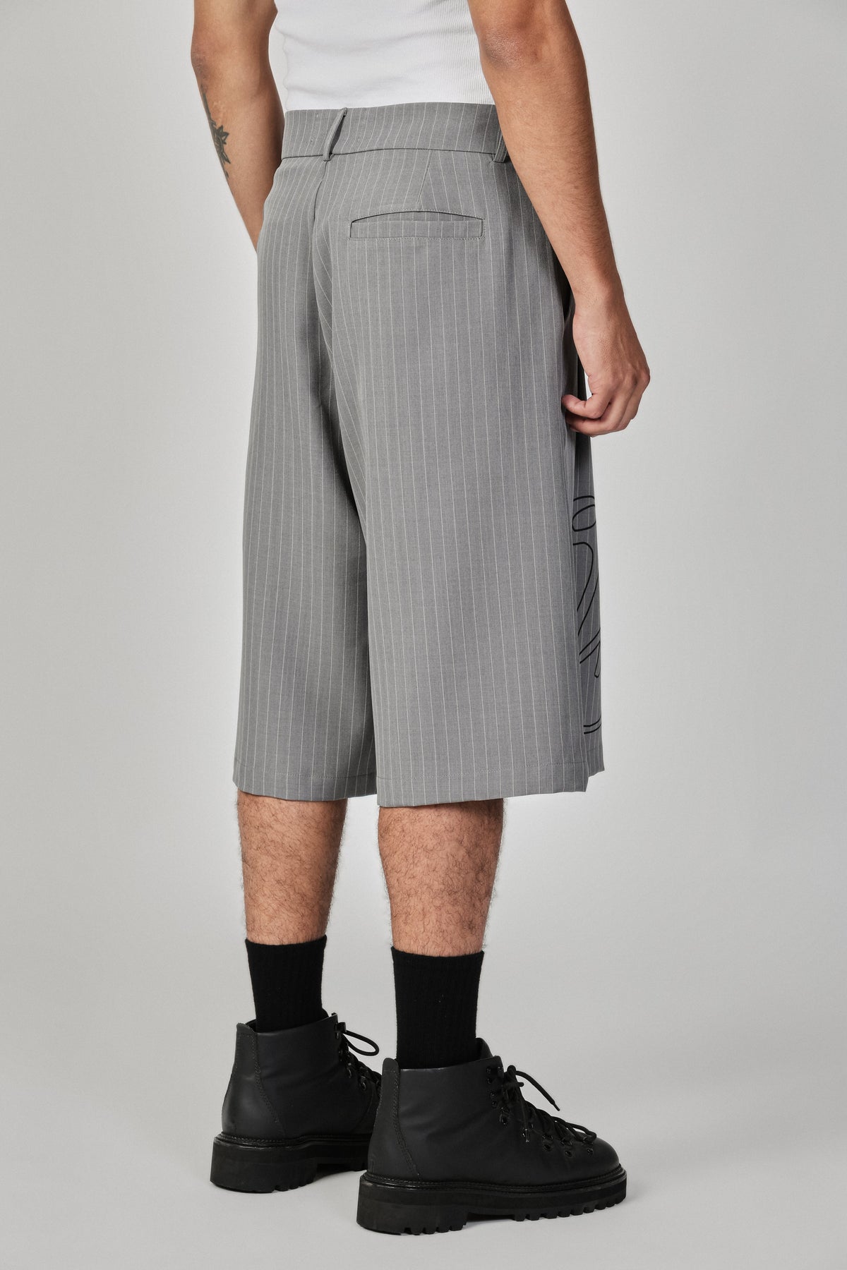 Bermuda TheSaint Cursive Cinza