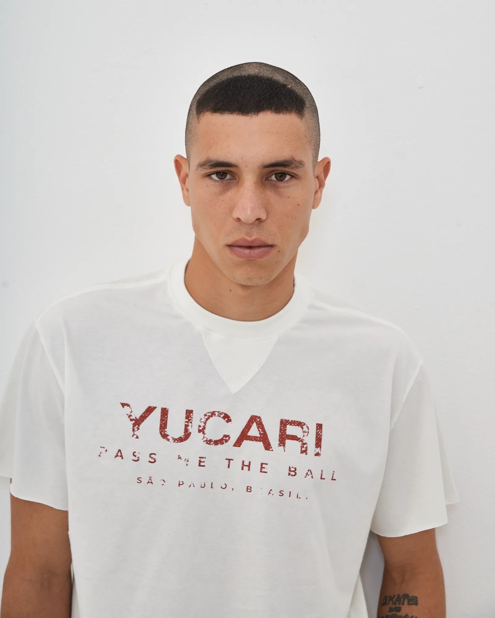 Camiseta Yucari Pass Me The Ball Branca