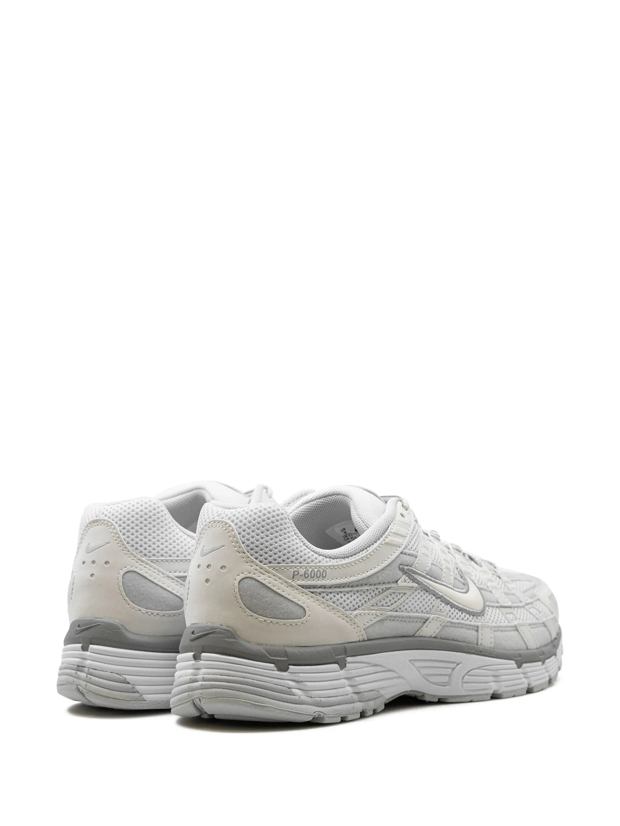 Tênis Nike P-6000 Branco e Prata