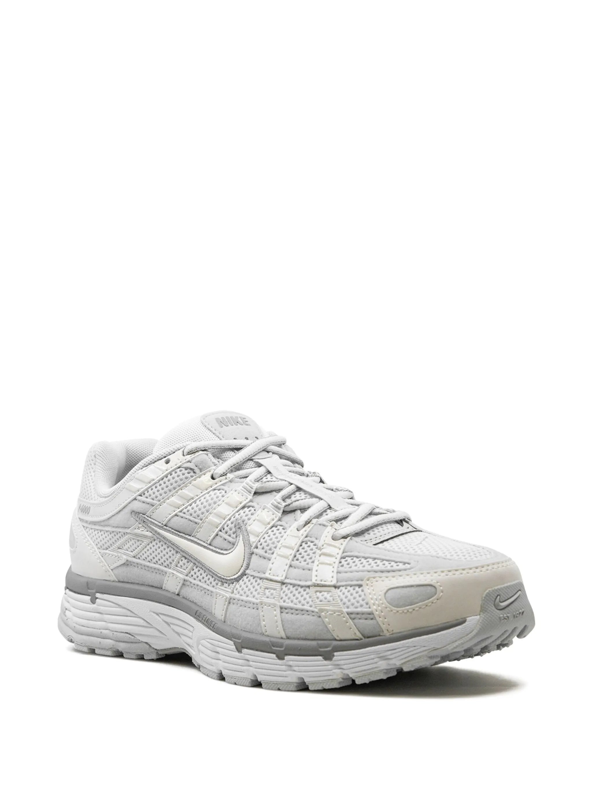 Tênis Nike P-6000 Branco e Prata