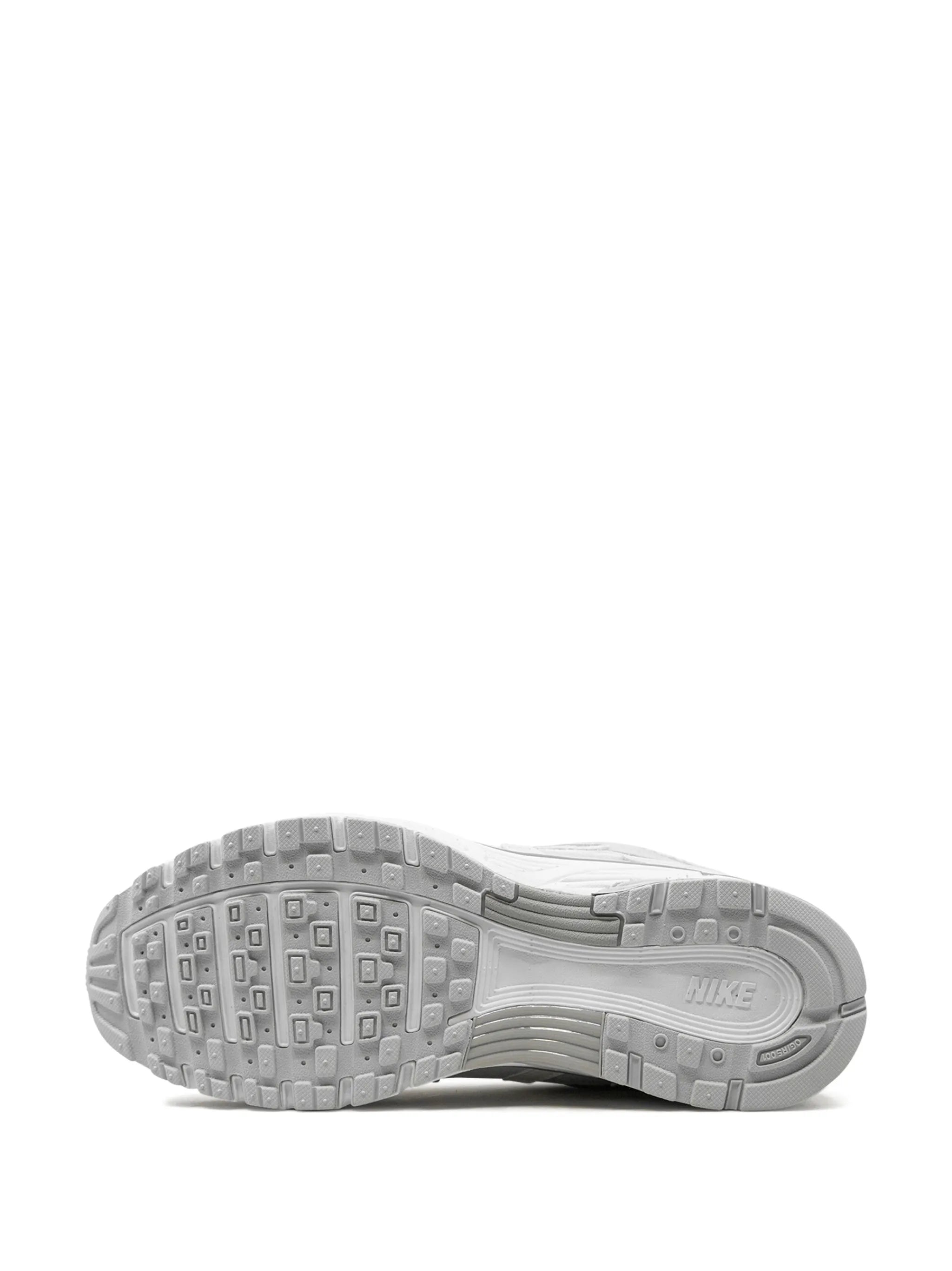 Tênis Nike P-6000 Branco e Prata