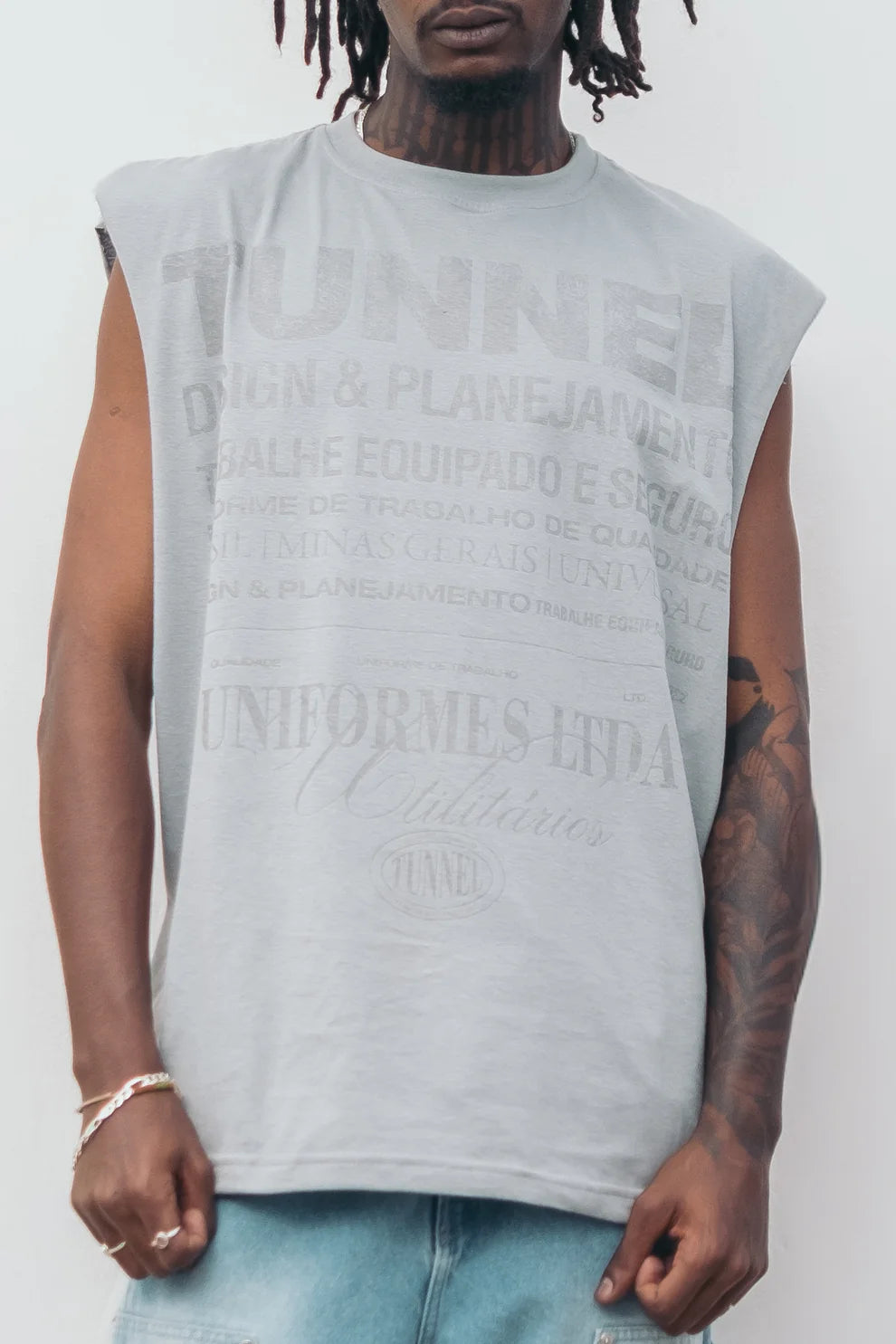 Regata Tunnel Oversized Monocromática Institucional Cinza