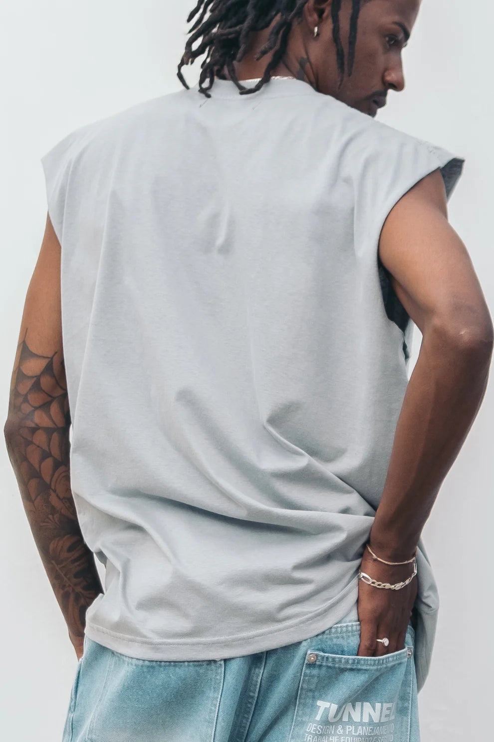 Regata Tunnel Oversized Monocromática Institucional Cinza