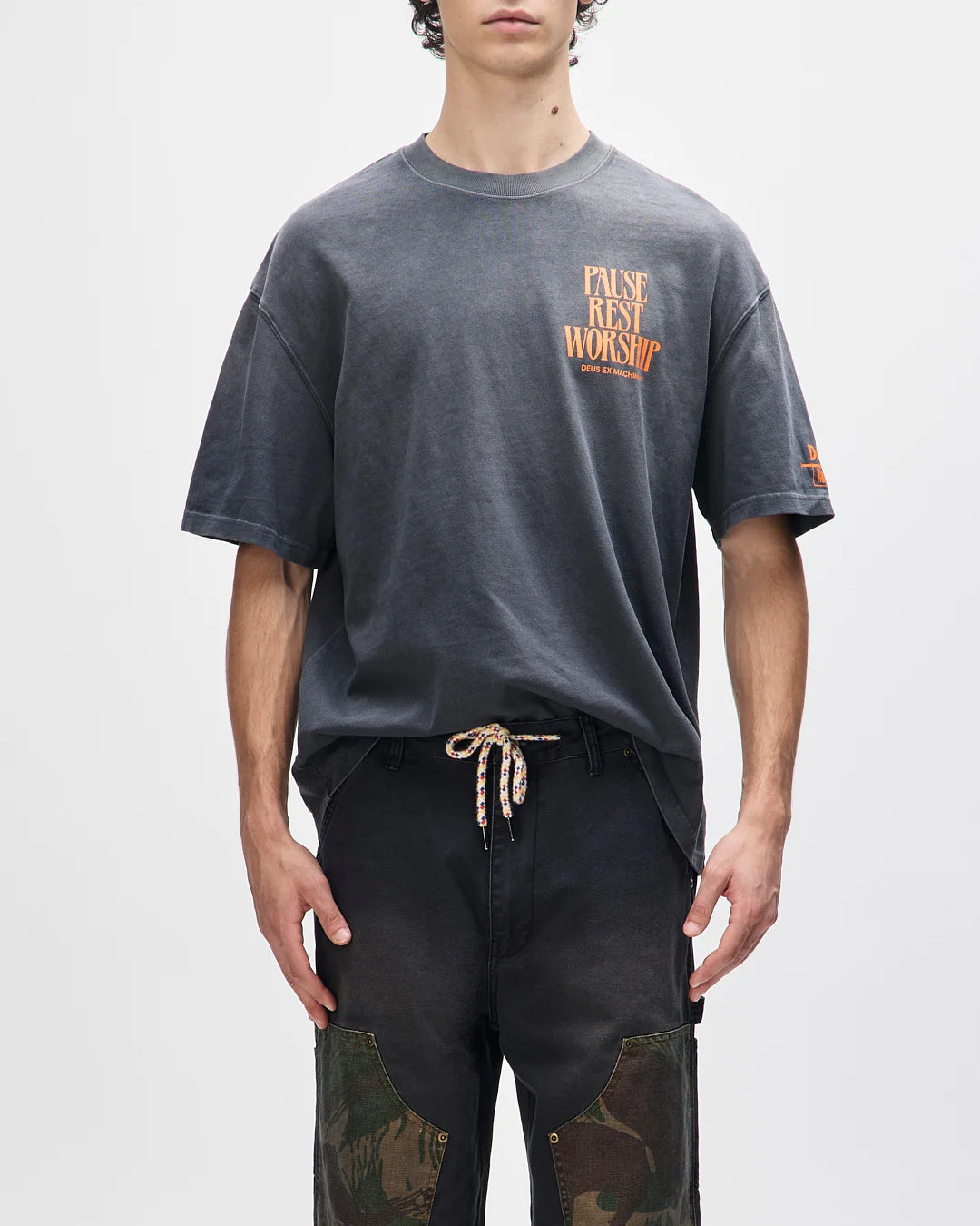 Camiseta Deus Ex Machina Noise Complaint Chumbo
