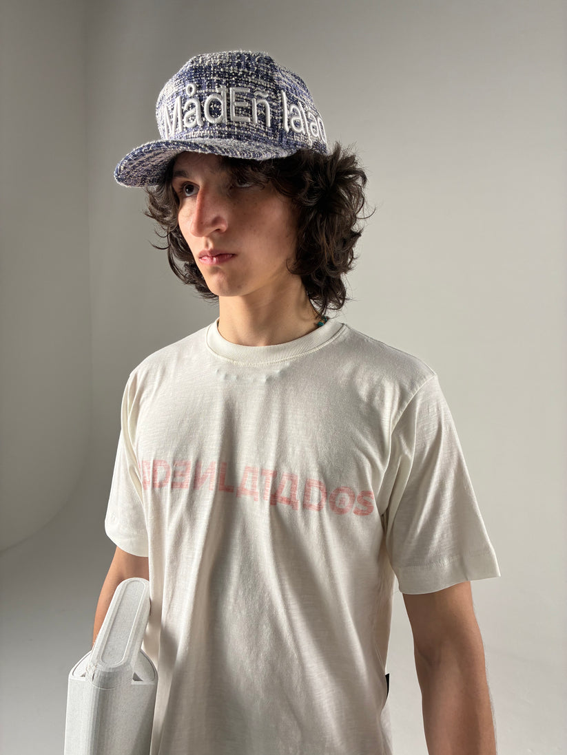 Camiseta Mad Enlatados Cirílico Branca