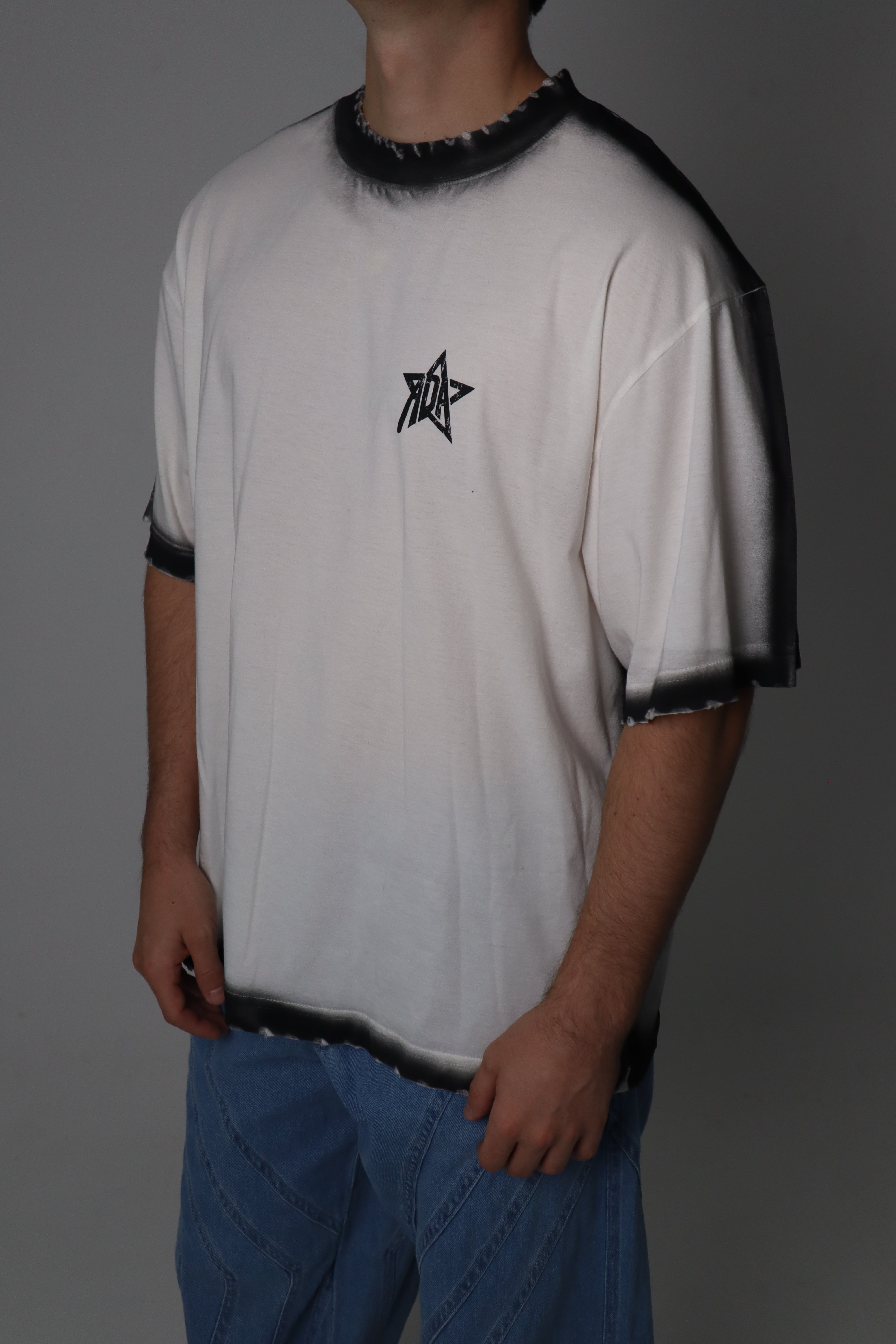 Camiseta Adaz Star Branca e Preta