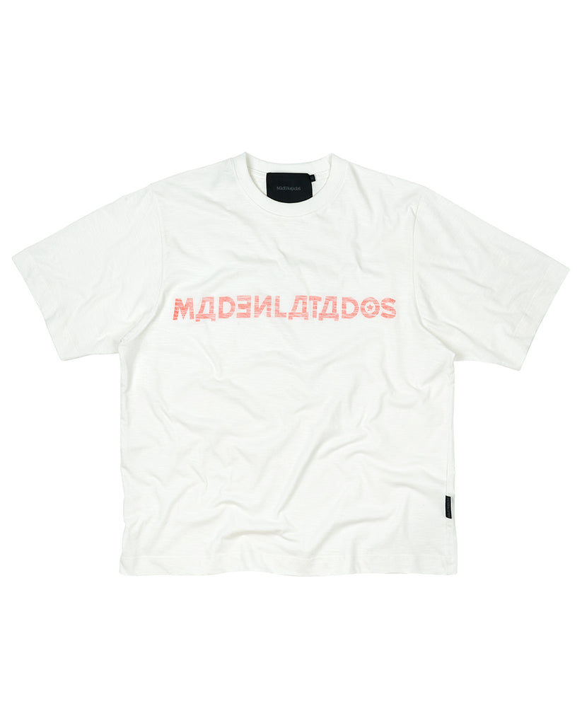 Camiseta Mad Enlatados Cirílico Branca