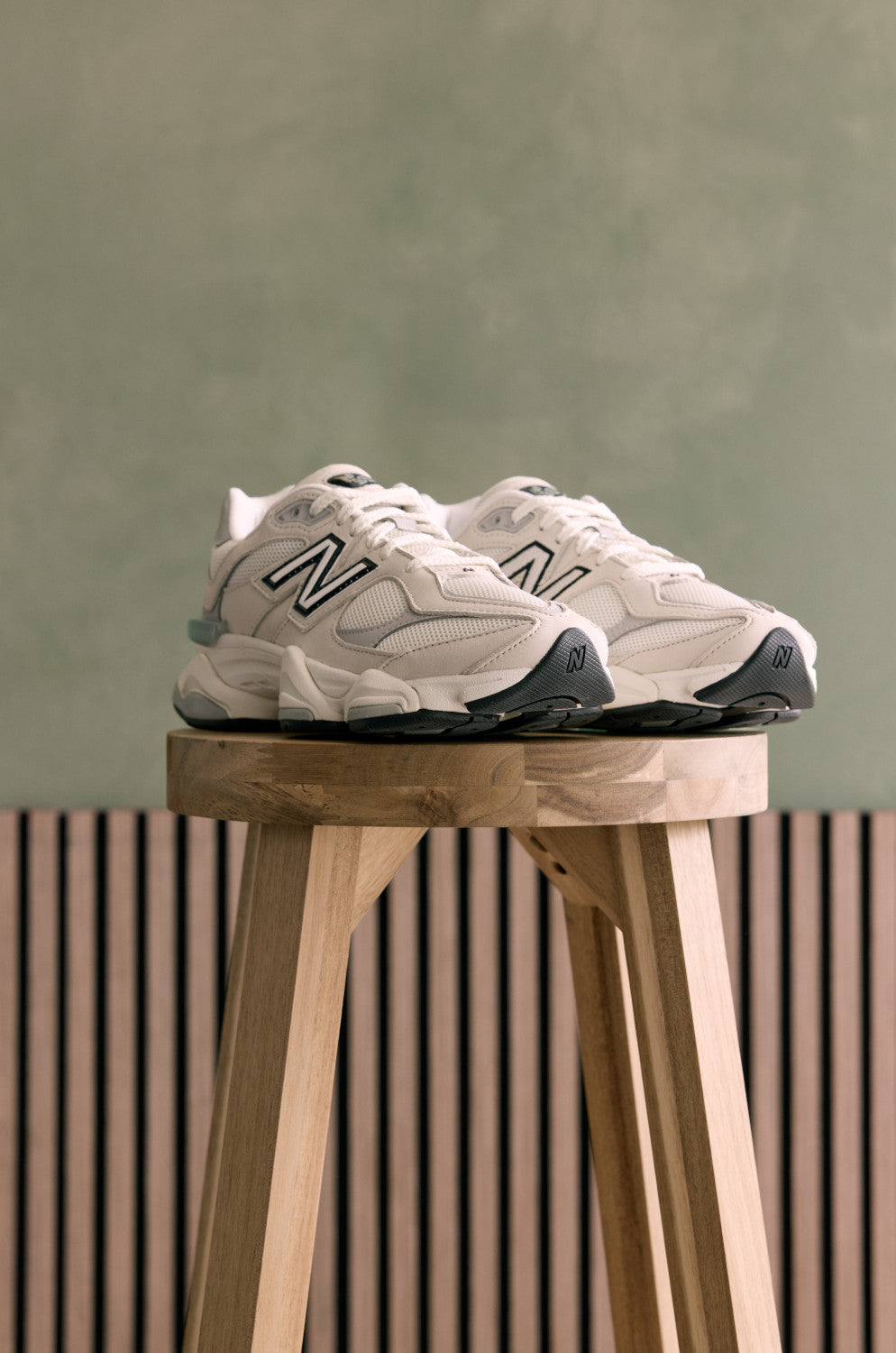 Tênis New Balance Unissex 9060 Off White e Cinza