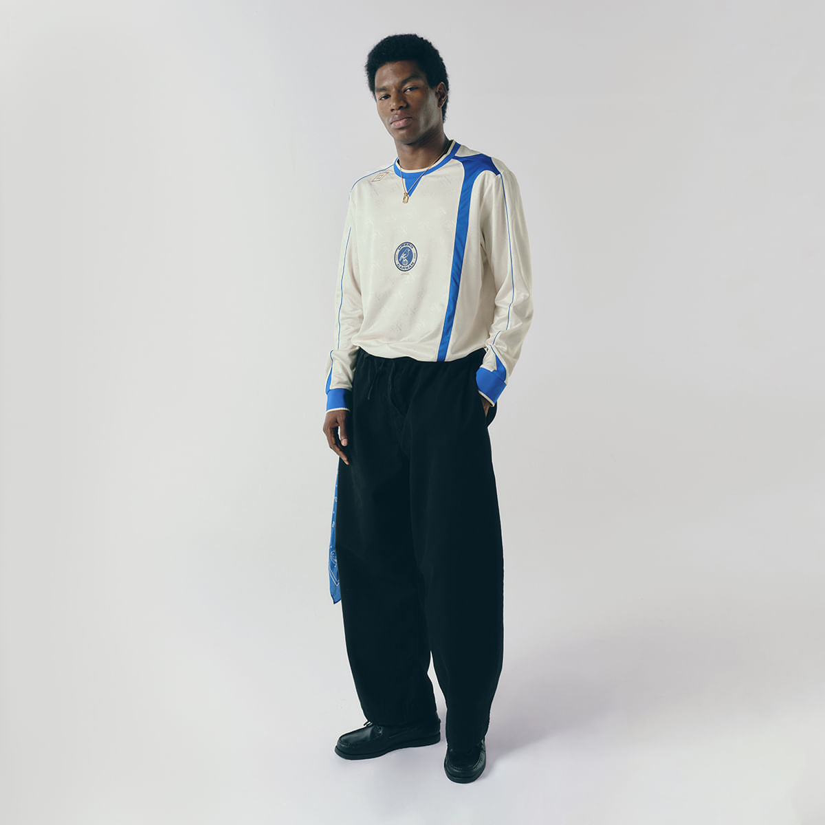 Camisa Jersey Umbro x Carnan Manga Longa Branca e Azul